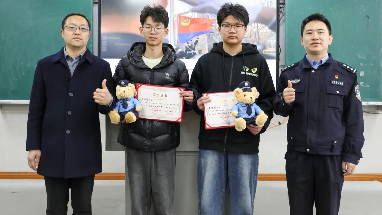 雲陽：民警走進中學課堂 為拾金不昧少年頒獎