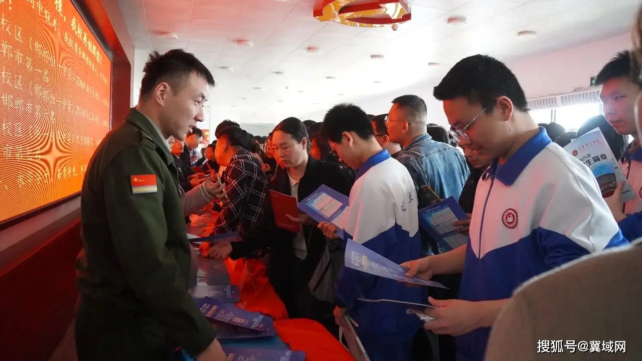 火紅青春 築夢國防|邯鄲恆一中學開展軍校進校園宣講活動