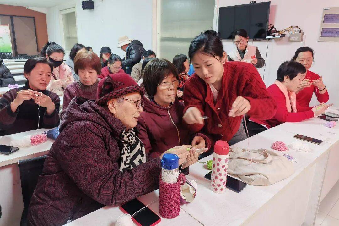 濟寧老年大學社羣老年學堂，解鎖非遺鉤織“訂單式”新課堂