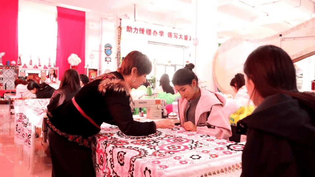 努爾加瑪麗·託合提：一家三代同心守藝 讓非遺刺繡煥發新生