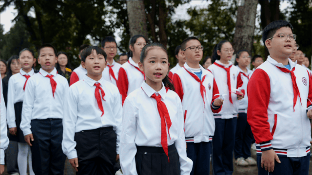 福建少先隊員清明為烈士站班崗——詩歌朗誦致敬八閩英魂