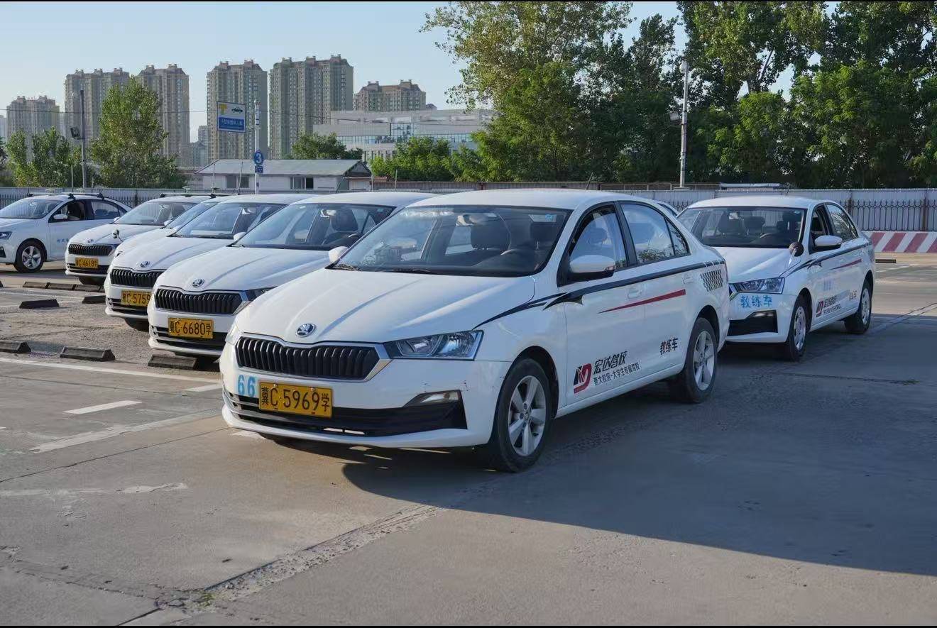 自有考場駕校哪家好秦皇島宏達駕校來解憂