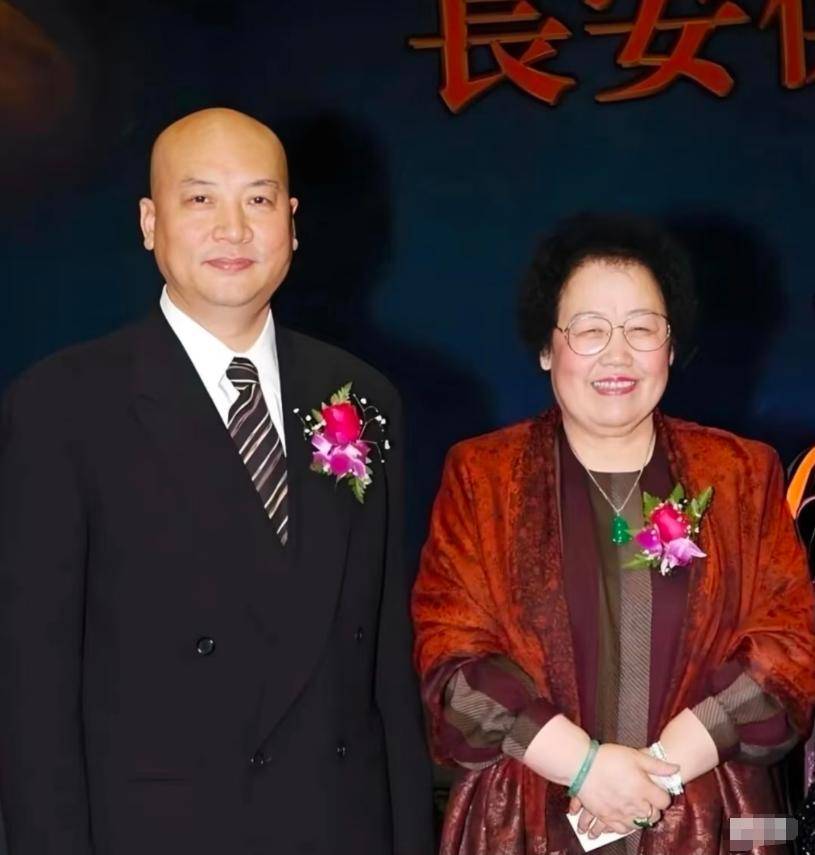 原創陳麗華頂奢收藏，從鴿血紅到天價帝王綠手鐲，都比不上她看家之寶