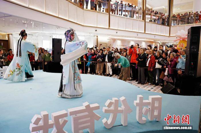 上海白玉蘭戲劇表演藝術獎戲劇嘉年華快閃演出亮相新天地東臺裡