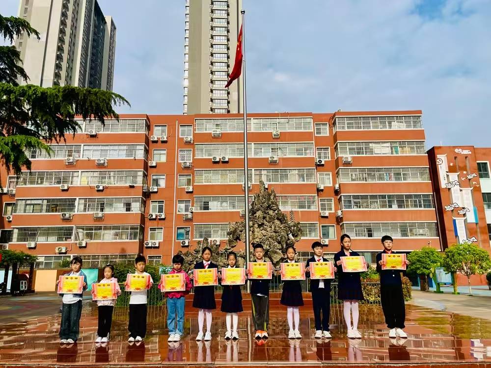 二七區祥雲路小學：榜樣引領風尚 雷鋒精神閃光