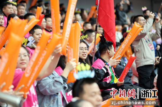 “包郵區”快遞小哥足球賽在浙江杭州上演