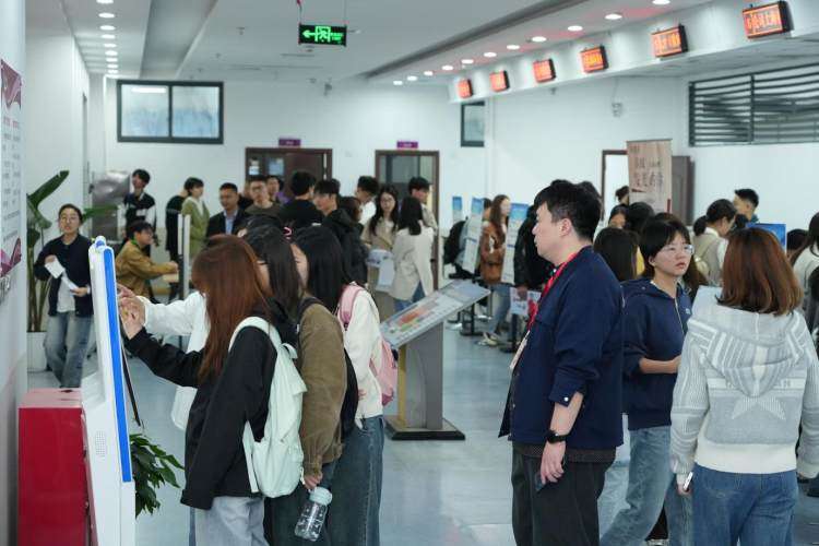 技術類崗位月薪上萬！50家企業攜千餘崗位進大學攬才