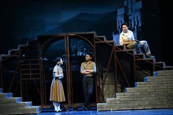 西南大學原創話劇《袁隆平》熱映——“袁隆平學長又回到了我們身邊”