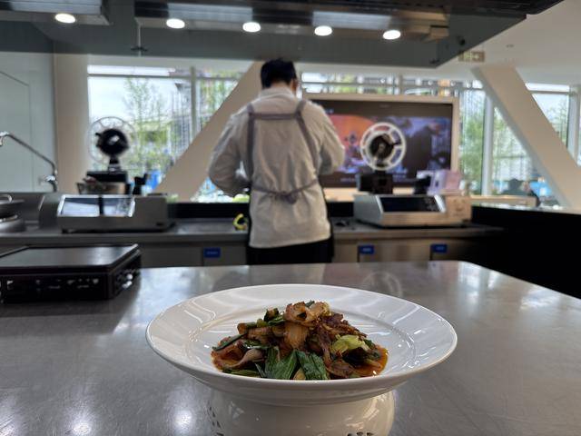 炒菜機器人、AI數字菜譜齊亮相！“成都造”智創萬億級產業消費新場景