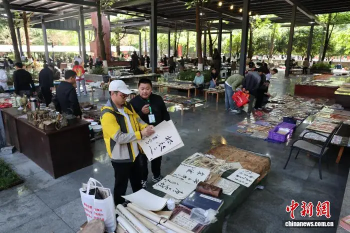 成都：全國300餘名收藏家攜藏品擺攤交流