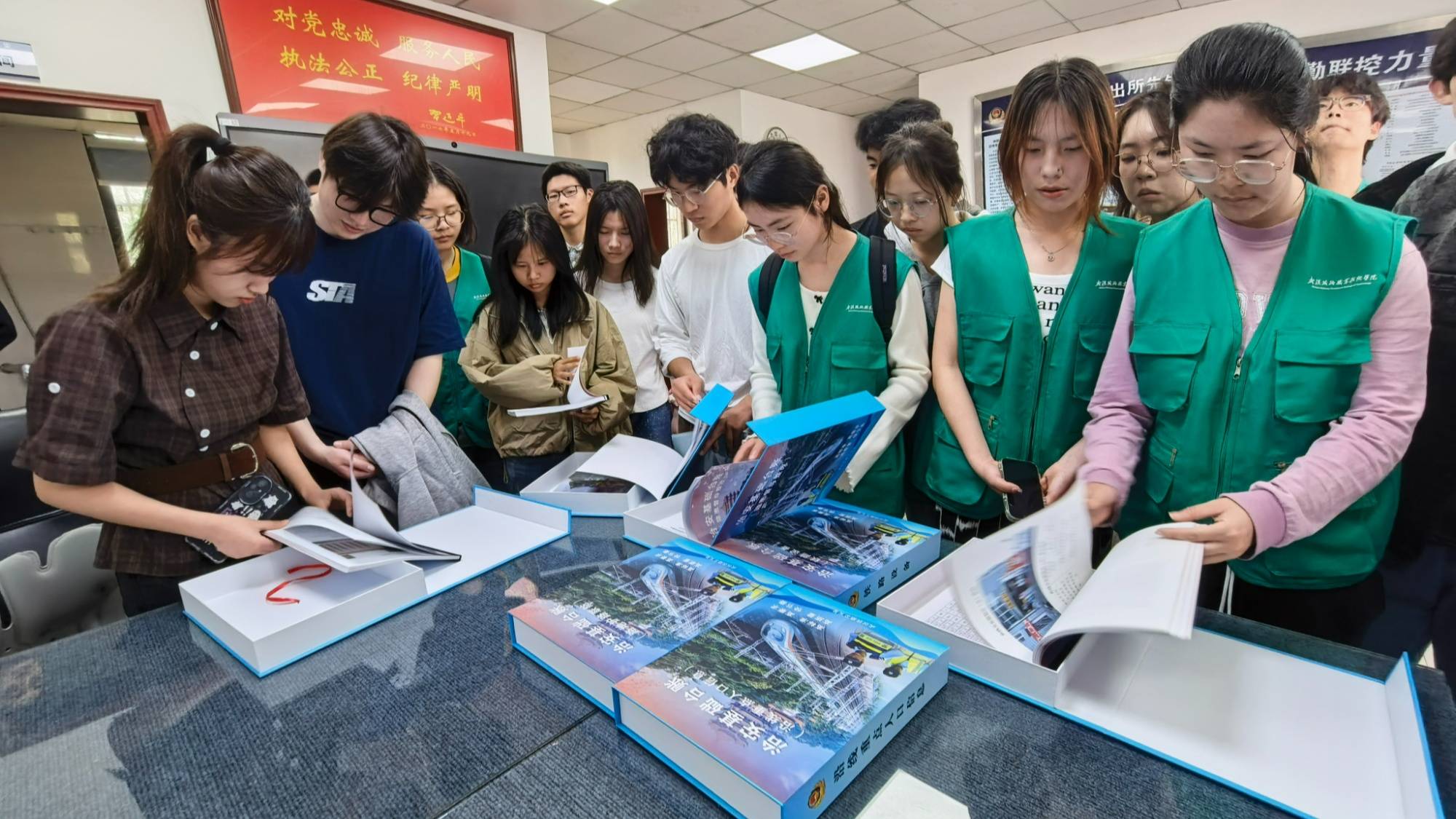 60名大學生走進鐵路警務區 學習安全知識