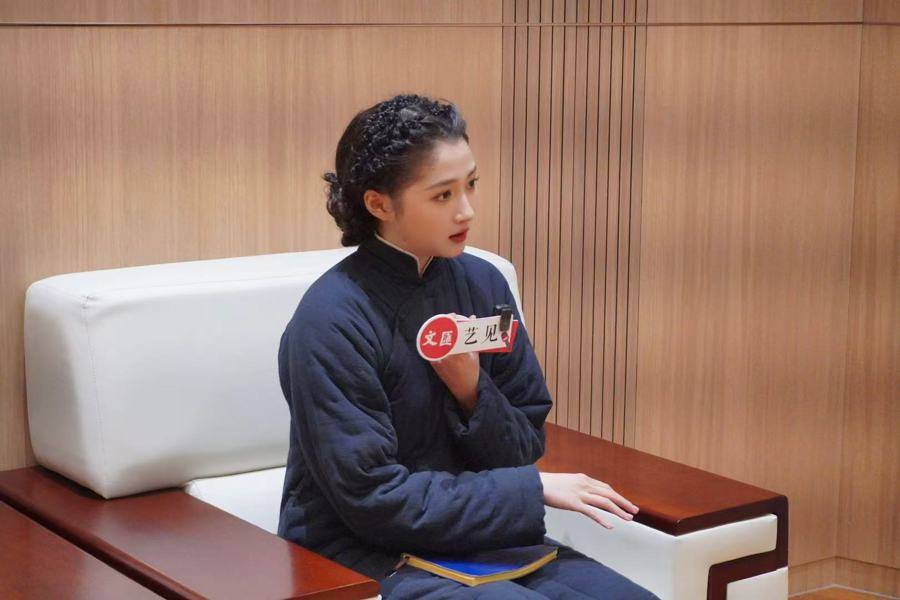 重返舞臺的她們：在《抗戰中的文藝》裡，與那群赤誠女性隔空對望｜關曉彤專訪