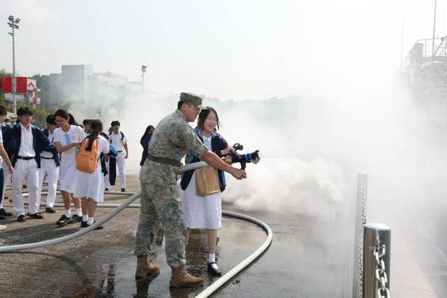 駐香港部隊組織香港青少年愛國主義和國防教育軍事體驗營活動