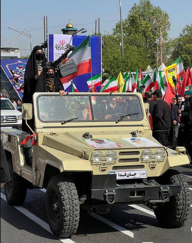 伊朗女性參加閱兵，開軍車、持步槍、扛火箭筒