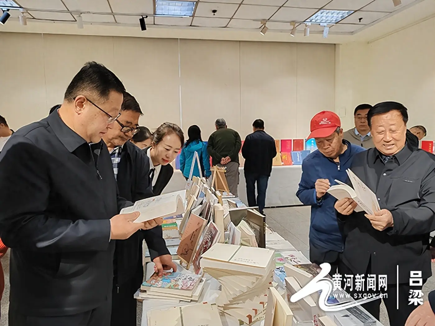 柳林縣舉辦“一冊家鄉書 濃濃柳林情”本土圖書展覽