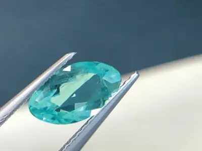 快遞員失手摔壞2萬餘元藍寶石