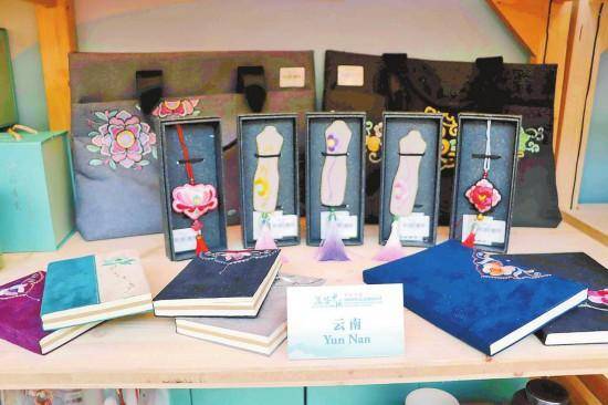 楚雄彝繡亮相巴黎圖書節