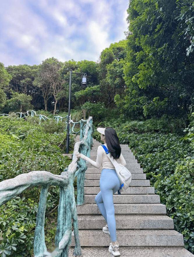 女性的瑜伽褲，中產的遮羞布